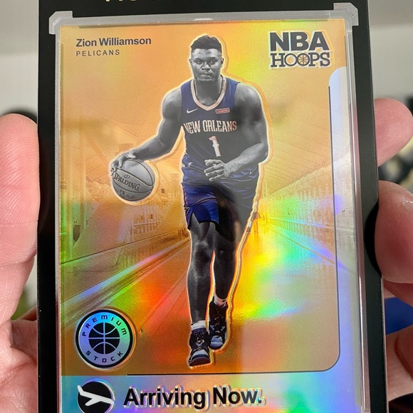 ZION WILLIAMSON ARRIVING NOW GOLD HOLO ROOKIE - Picture 2 of 5